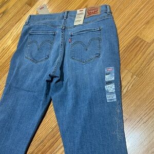 NWT Levi’s Classic Bootcut Mid Rise Easy Through Hip and Thigh Embroidered Jeans